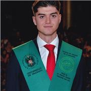 Me defino como un educador con vocación, enfocado en ser un guía que inspira confianza. Me gustaría enseñar a niños de primaria